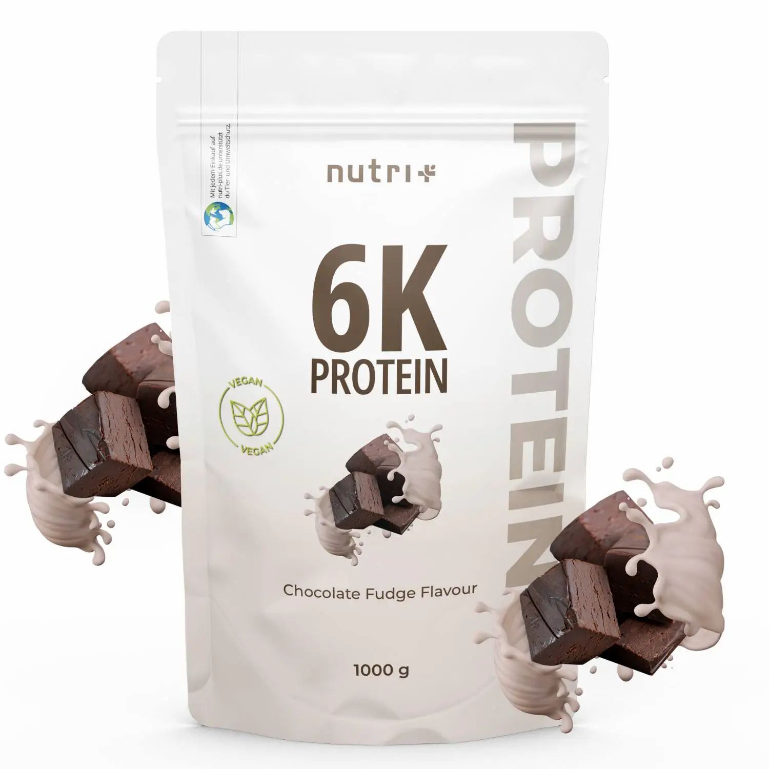 Sachet blanc nutri+ 6K Protein. Saveur chocolat fudge. Label vegan. 1000 g. Morceaux de chocolat et éclaboussures de lait.
