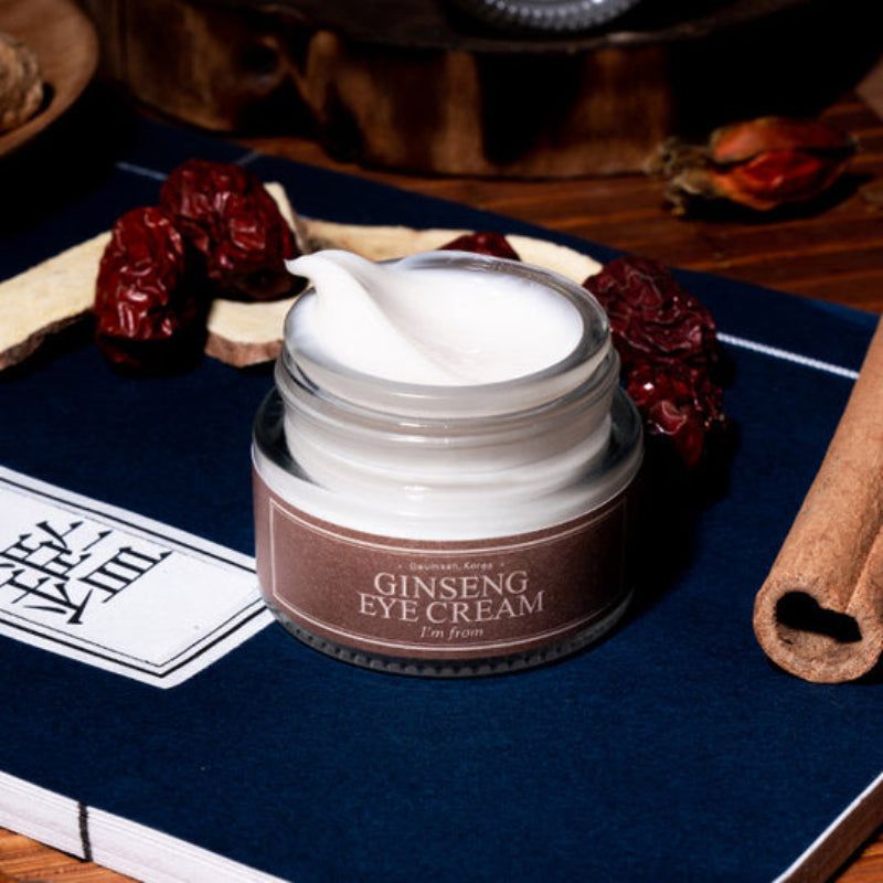 Oogcrème potje, bruine deksel, etiket. Tekst: Ginseng Eye Cream, I'm from. Op boek en ingrediënten.