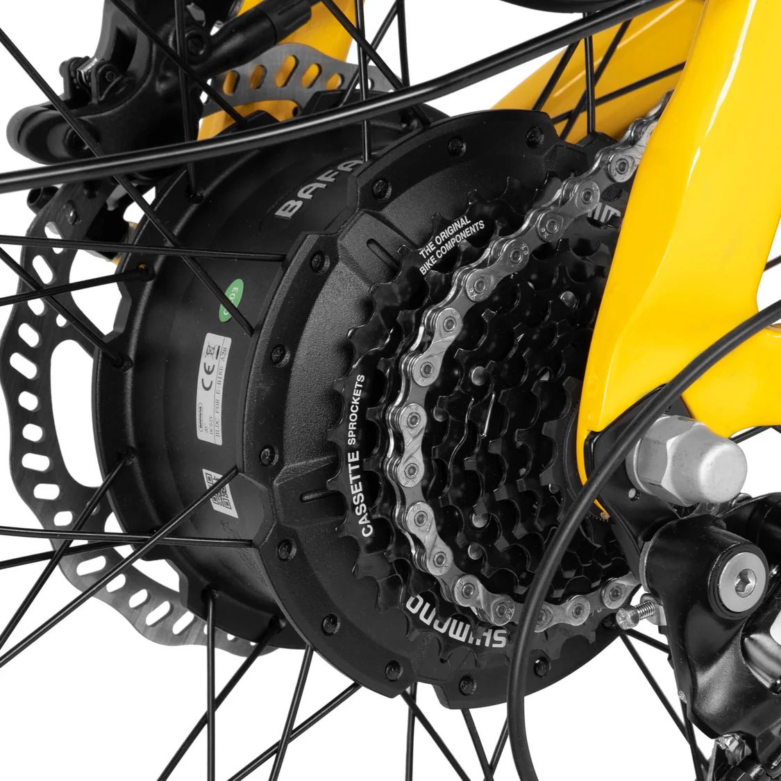 Close-up van het achterwiel van een e-bike. Cassette, Shimano-componenten, BAFANG-motor.