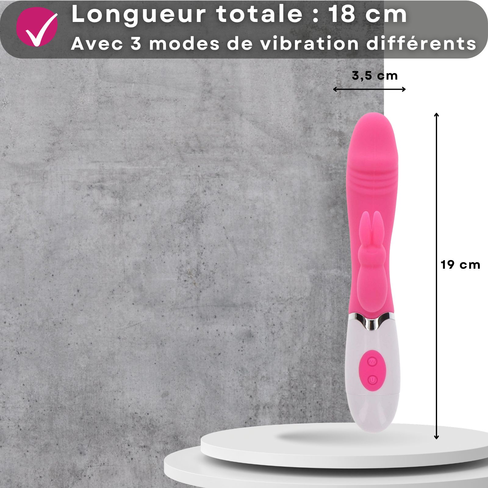 Vibromasseur rose, design lapin. Longueur 19 cm, diamètre 3,5 cm. Sur socle. Fond gris.