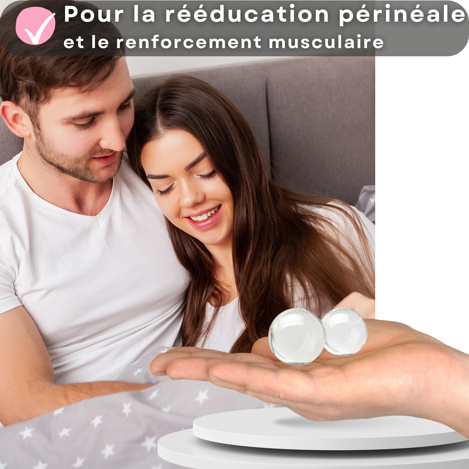 Deux sphères transparentes sur une paume, un couple en arrière-plan.