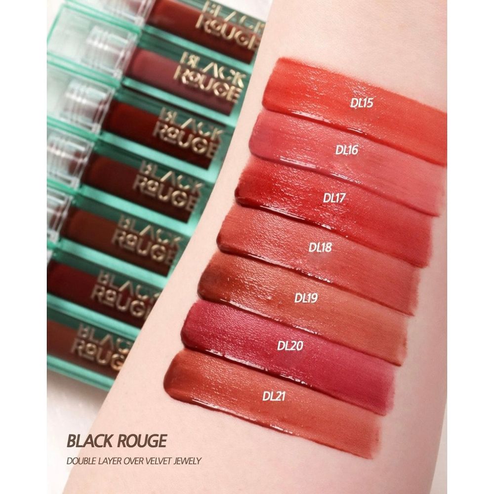 Bras avec échantillons de gloss. Couleurs DL15-DL21. Flacons de gloss en arrière-plan. Marque BLACK ROUGE.