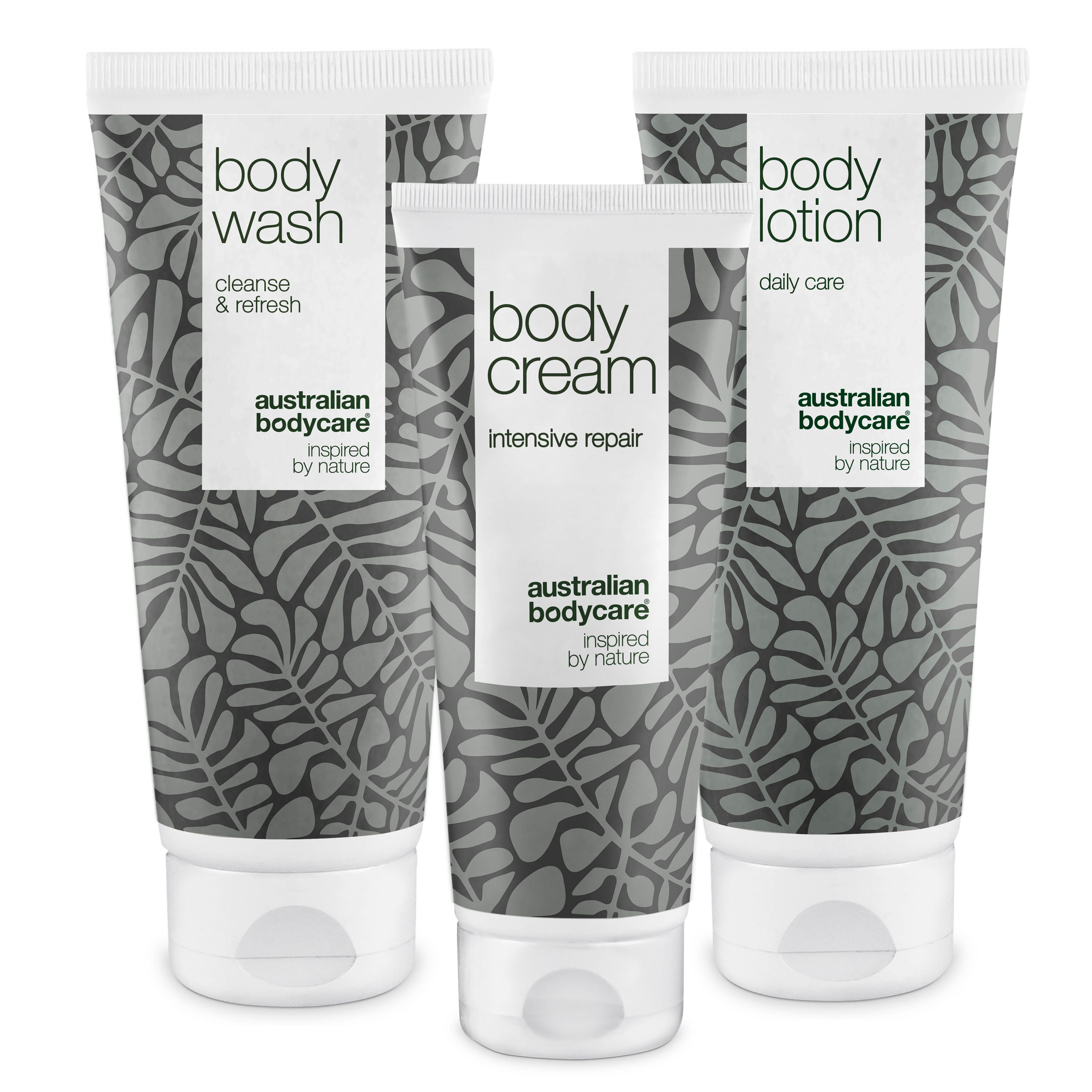 Drie tubes van de Australian Bodycare Body Set. Body Wash, Body Cream en Body Lotion. Grijs bladerenpatroon, witte dop.