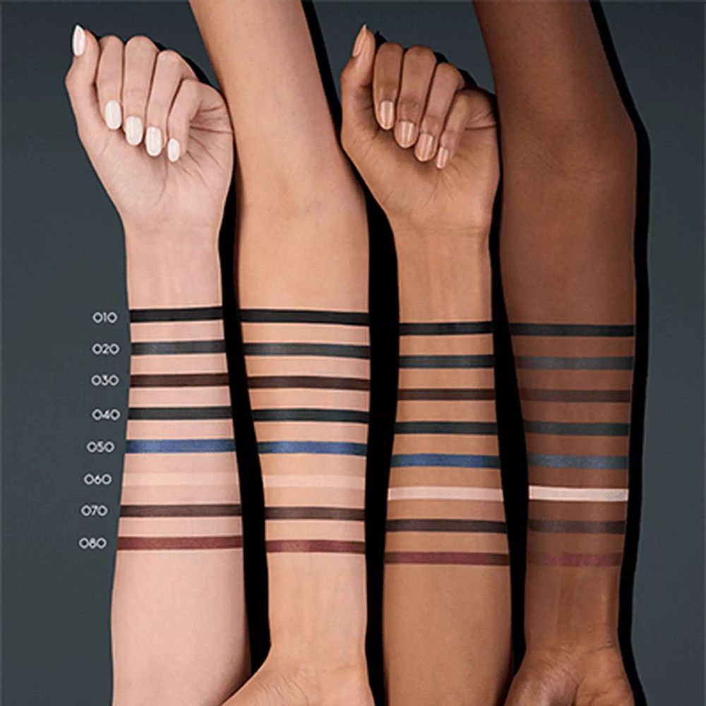 Bras de différentes carnations montrent des couleurs d'eye-liner. Inscription: 010, 020, 030, 040, 050, 060, 070, 080.