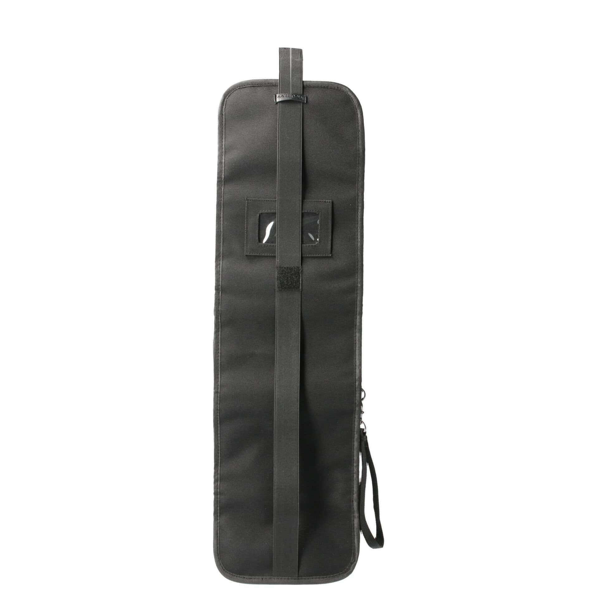Trousse de toilette noire fermée, avec poignée et fermeture velcro.