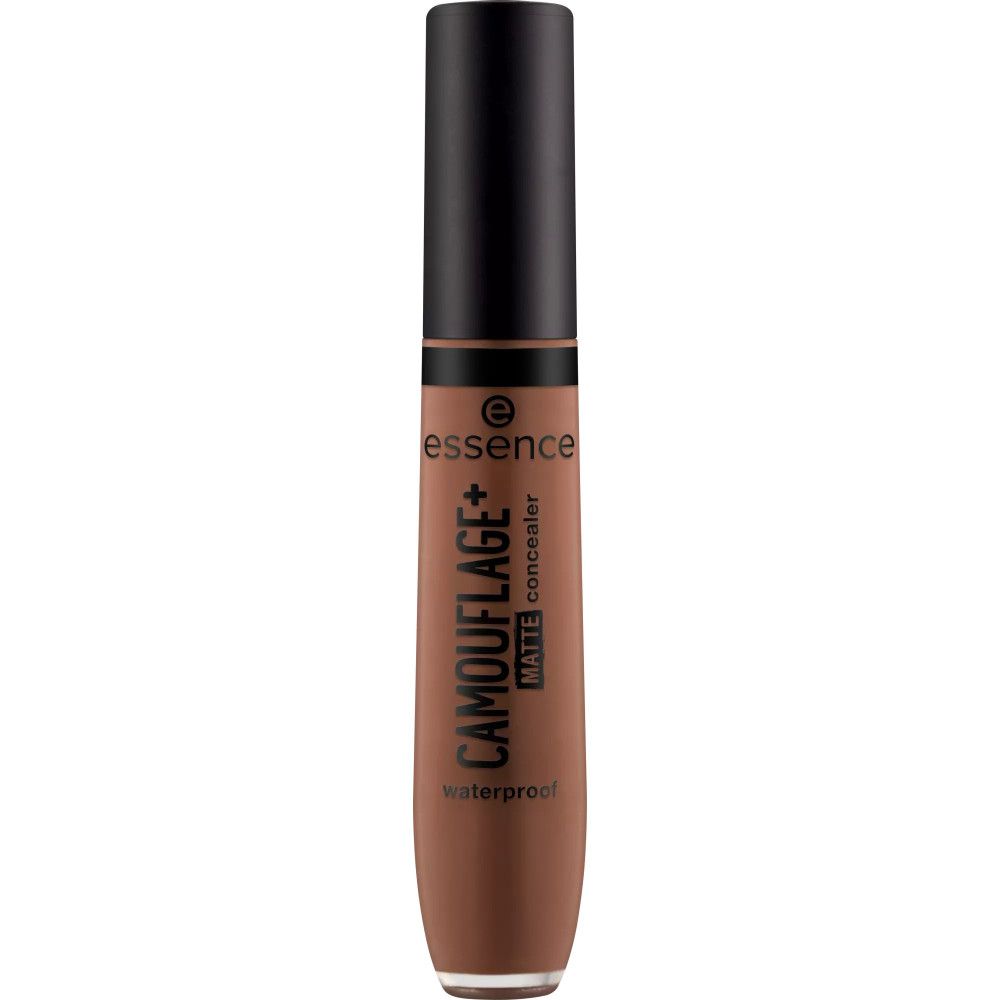 Tube de correcteur brun avec bouchon noir. Inscription: CAMOUFLAGE+ matte concealer waterproof. Marque: essence.