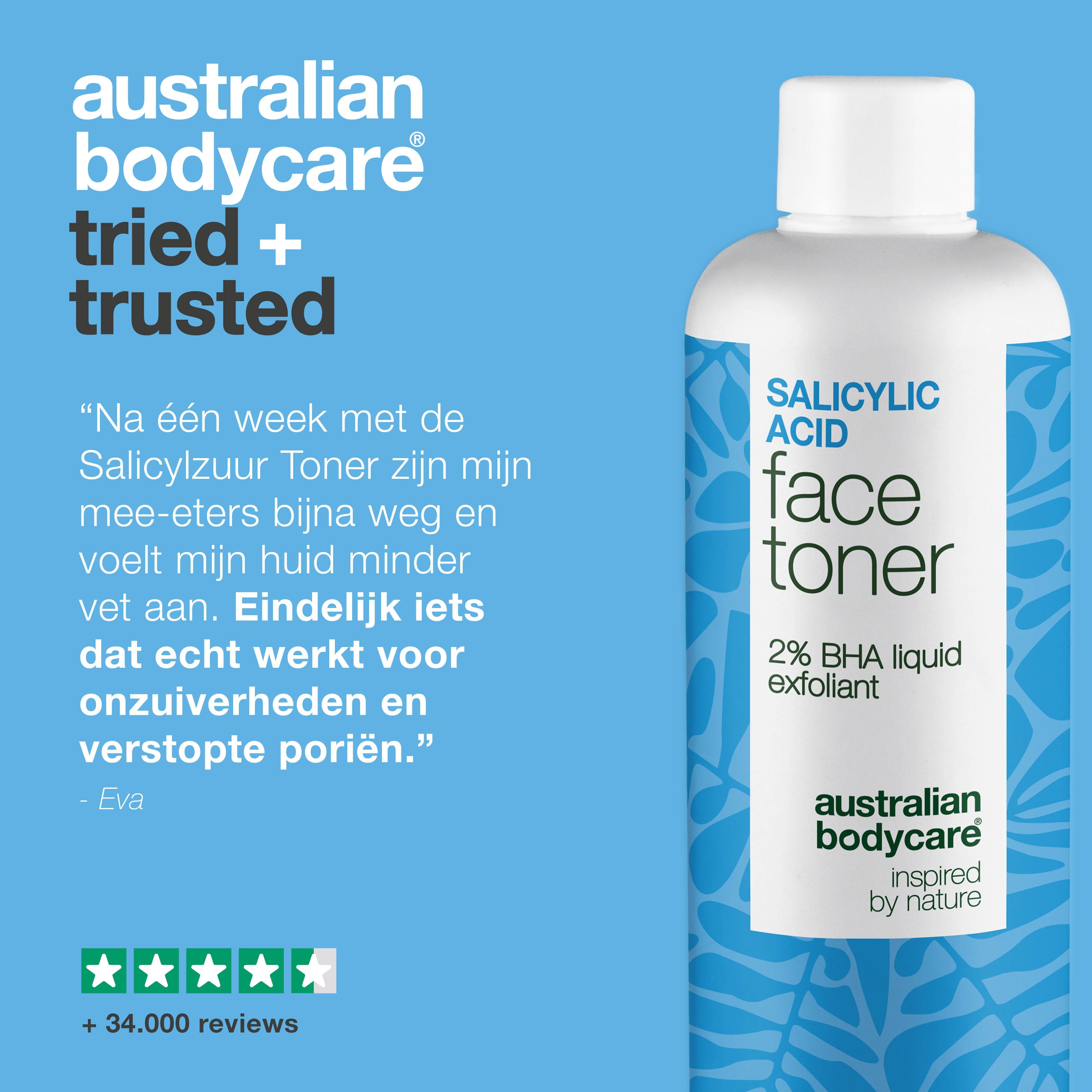 Fles met opschrift: Salicylic Acid Face Toner. Tekst: Ervaringsverslag, 5 sterren beoordeling. Achtergrond: lichtblauw.