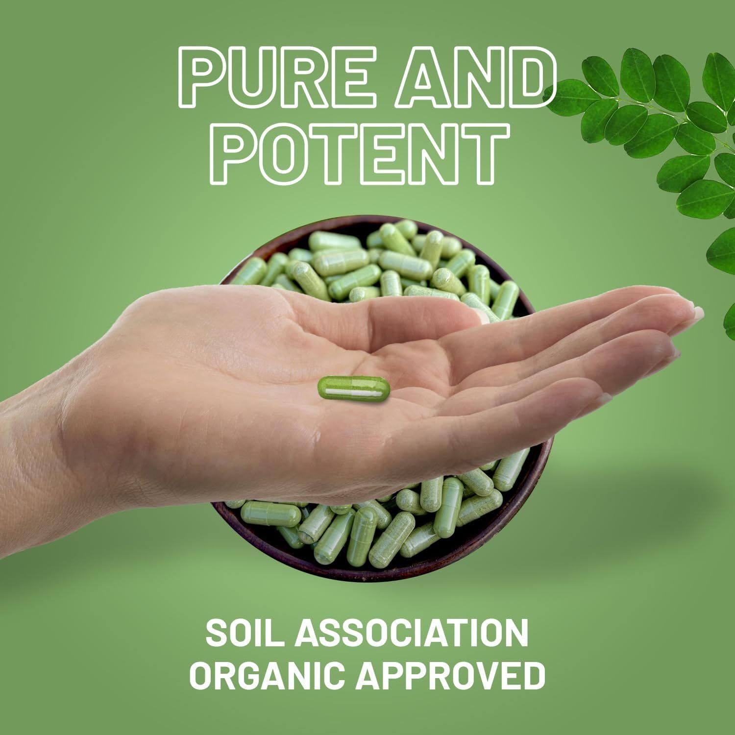 Hand die een groene capsule vasthoudt boven een kom met groene capsules. Opschrift: Soil Association Organic Approved.