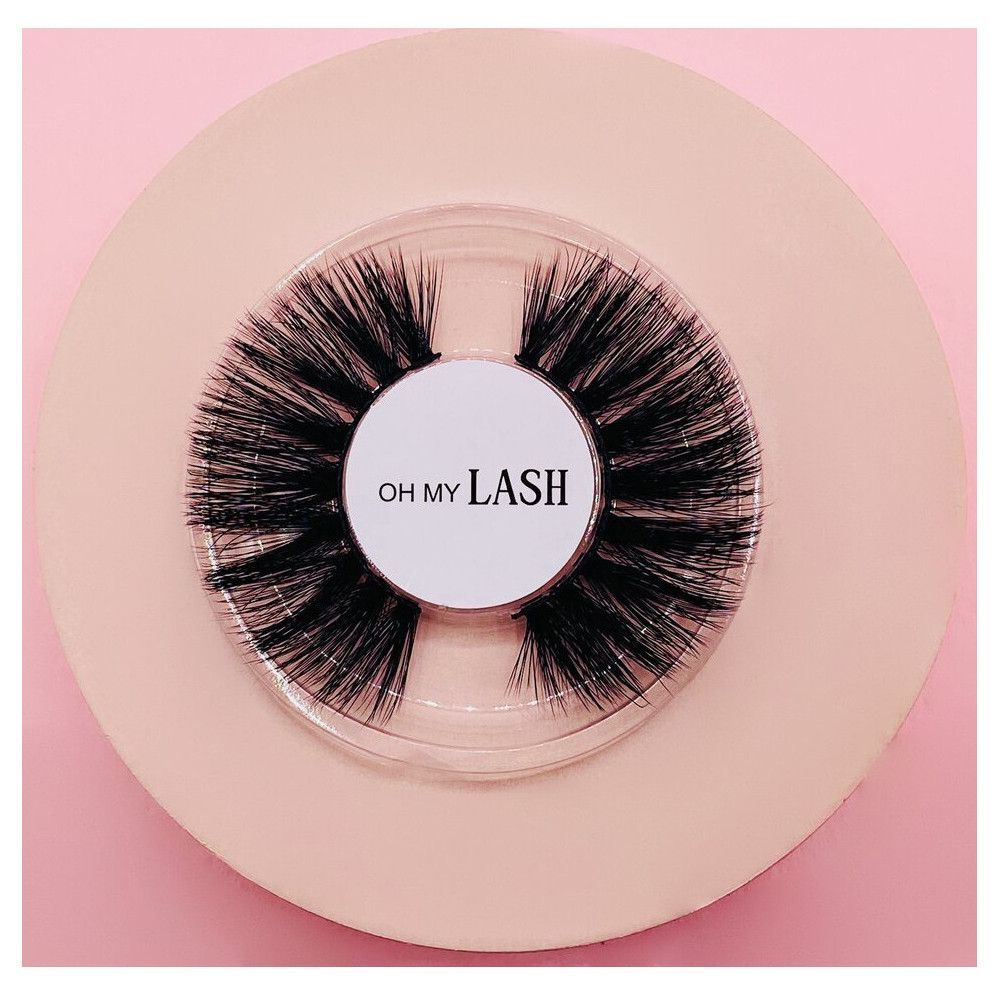 Faux cils sur fond rose. Autocollant avec "OH MY LASH".