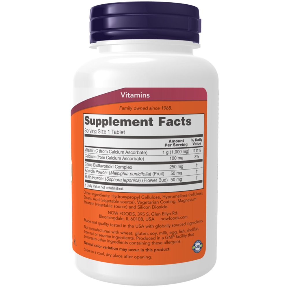 Achterkant van de witte fles. Oranje etiket met voedingsinformatie. Bevat vitamine C, calcium, citrus bioflavonoïdencomplex, acerolapoeder, rutine.