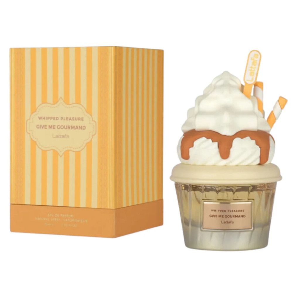 Parfumfles in cupcake-vorm naast gestreepte doos. Met slagroomdecoratie en wafelstokjes. Opschrift: Whipped Pleasure Give Me Gourmand Lattafa.