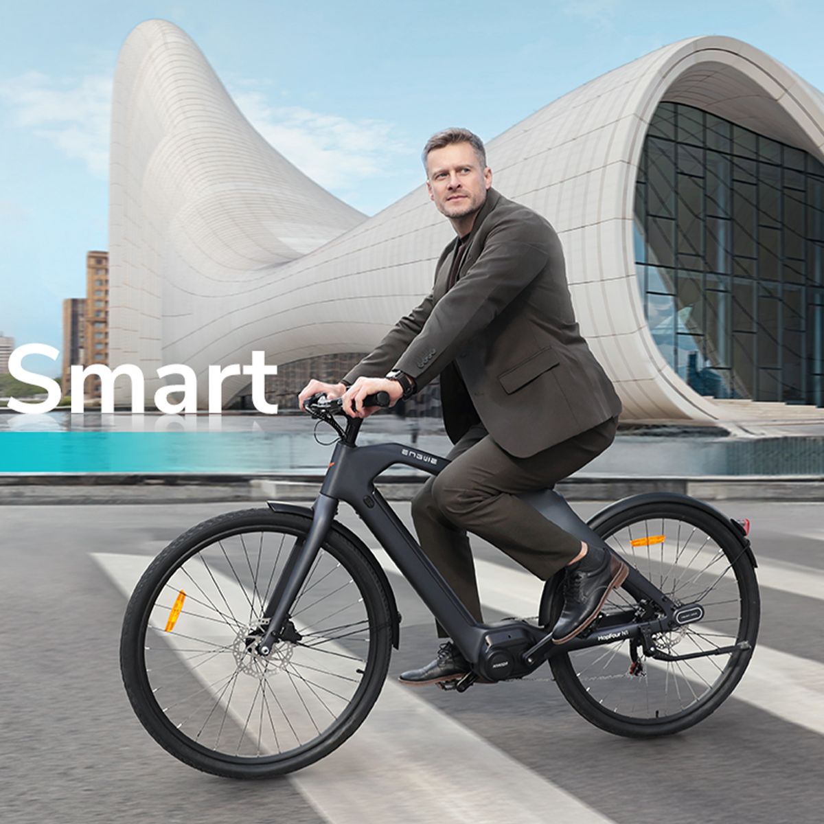 Homme faisant du vélo électrique gris foncé. Bâtiment en arrière-plan. Logo Engwe visible.