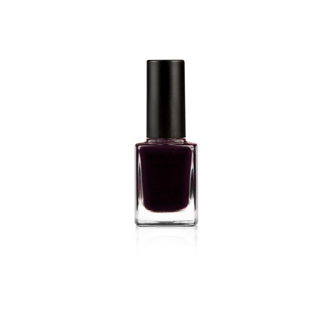 Flacon de vernis à ongles avec bouchon noir. Le vernis est violet foncé. Flacon carré en verre.