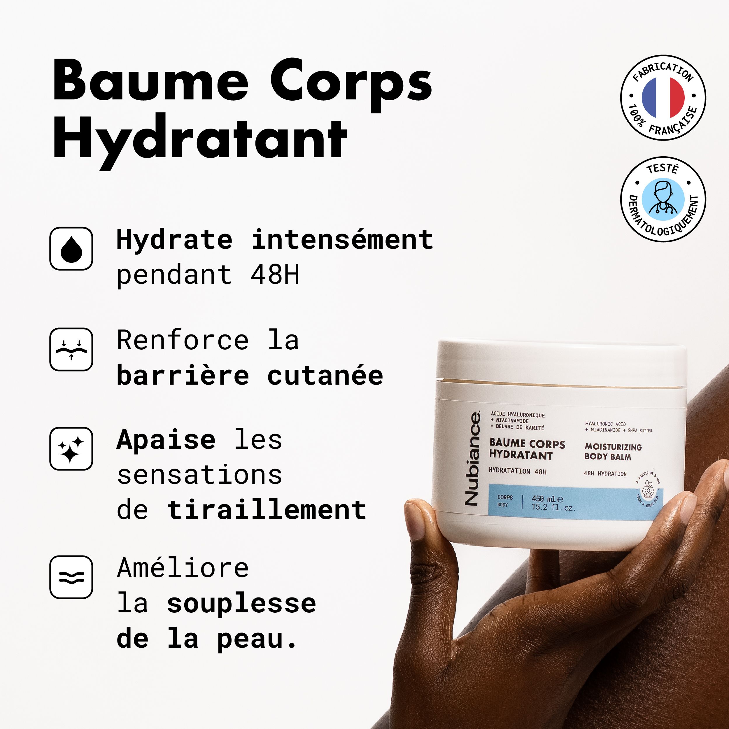 Hand die een witte pot met „Baume Corps Hydratant“ vasthoudt. Tekst: Hydratation 48H, barrière cutanée.