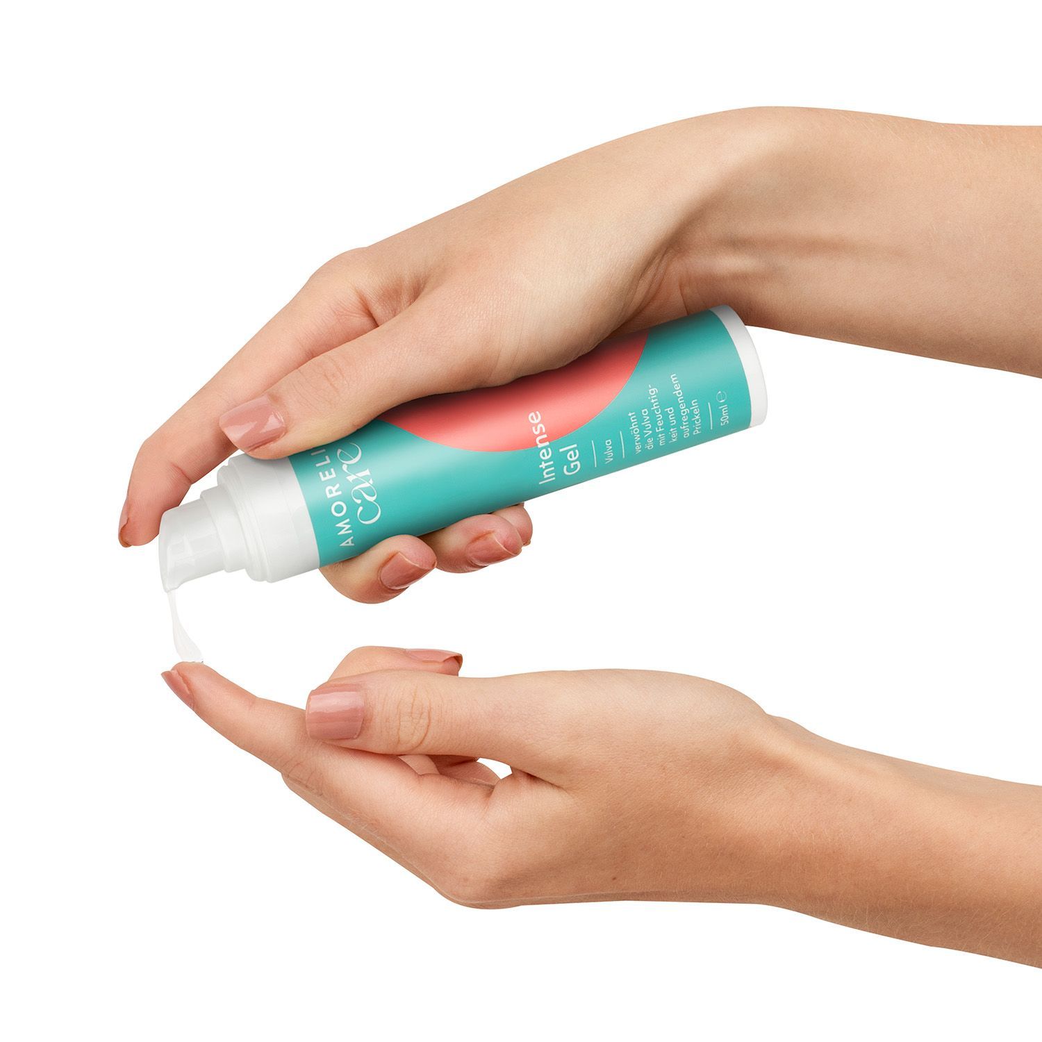 Handen houden fles vast. Gel wordt op vinger aangebracht. AMORELIE Care logo zichtbaar. Turquoise-wit design.