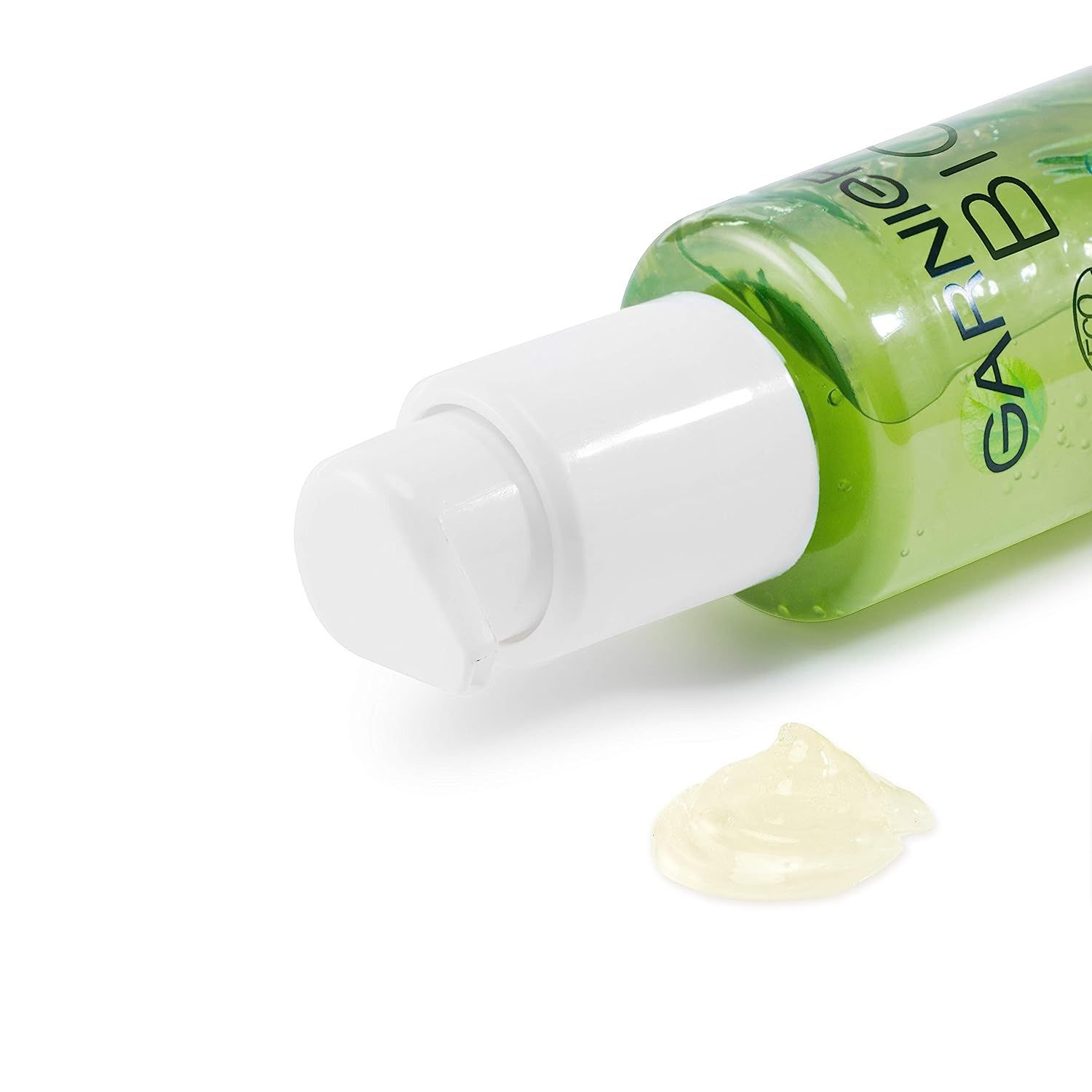 Gros plan sur un gel lavant vert avec pompe. À côté, une petite quantité de gel. Inscription Garnier Bio.