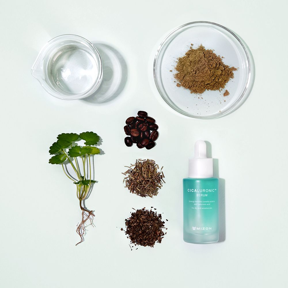 Verschillende ingrediënten naast een serumfles. Tekst: Cicaluronic Serum, Mizon. Ingrediënten: kruiden, zaden, vloeistof.