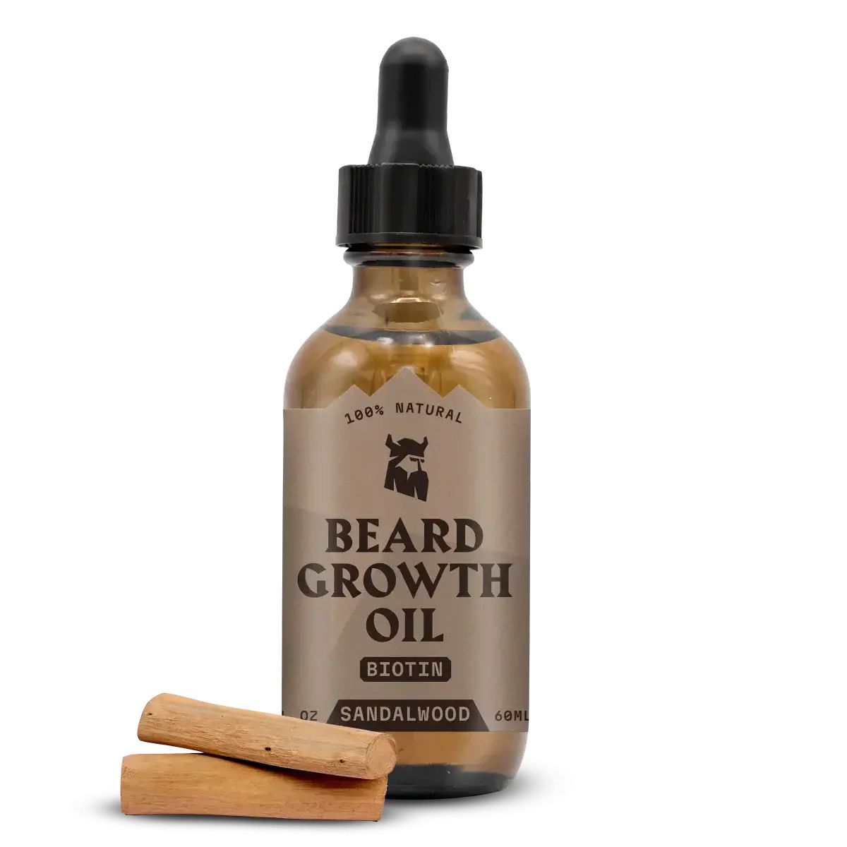Bruin flesje baardgroeiolie met pipet. Opschrift: Beard Growth Oil, Biotine, Sandelhout. Twee stukken hout ervoor.