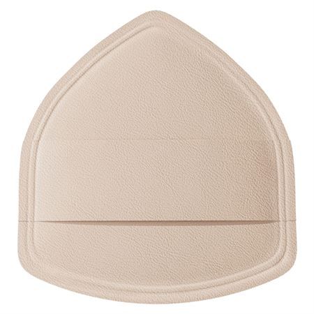 Insert beige triangulaire à surface grainée et couture périphérique.