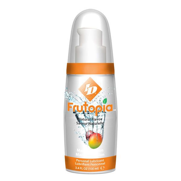Lubrifiant liquide dans une bouteille transparente avec pompe et étiquette orange. Montre des fruits et des éclaboussures d'eau.