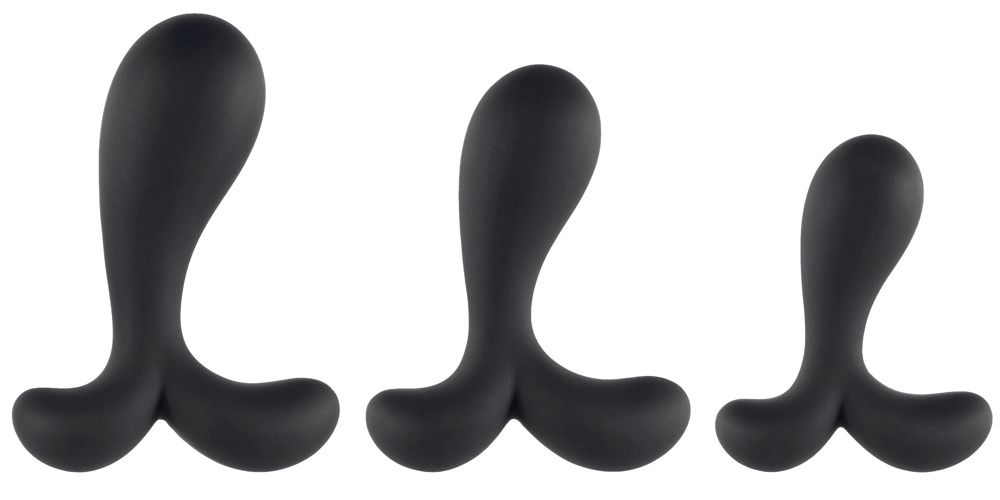 Trois plugs anaux noirs en silicone de différentes tailles, avec une base large et une pointe incurvée.