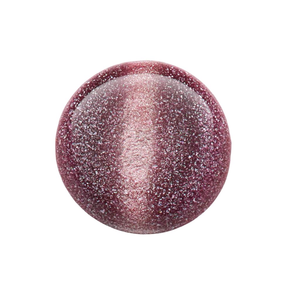 Goutte de vernis à ongles rose-or avec effet magnétique. Surface brillante.