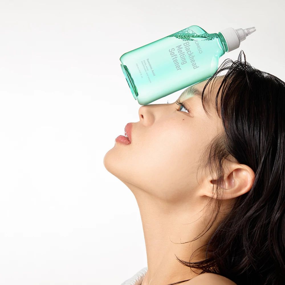 Femme avec le produit sur le front. Flacon turquoise avec nom du produit.
