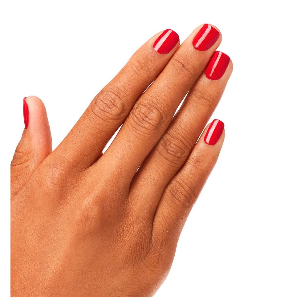 Main avec ongles vernis en rouge brillant.