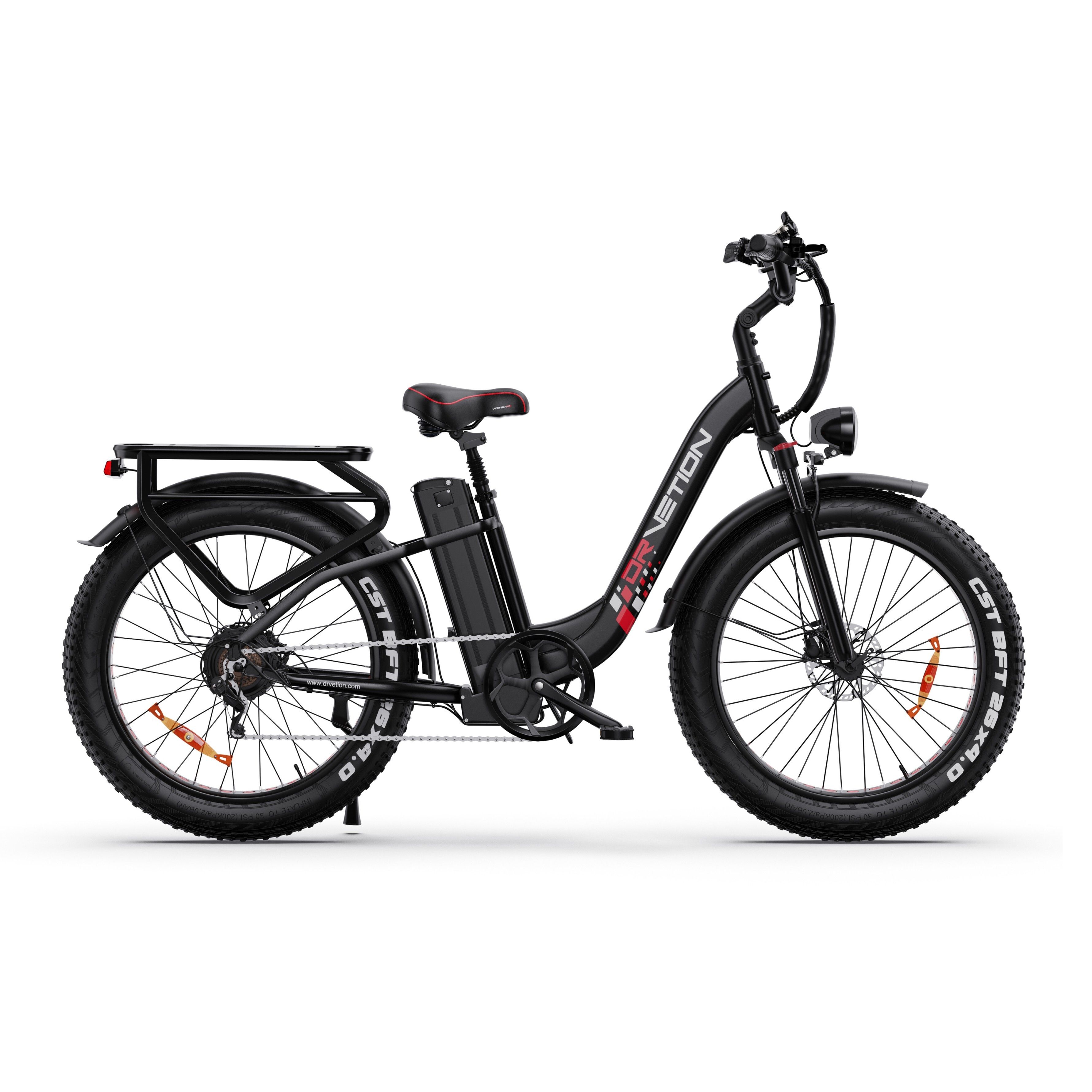 Zwarte e-bike met rode accenten. Brede banden, bagagedrager, koplamp en zadel. DRVETION-logo.