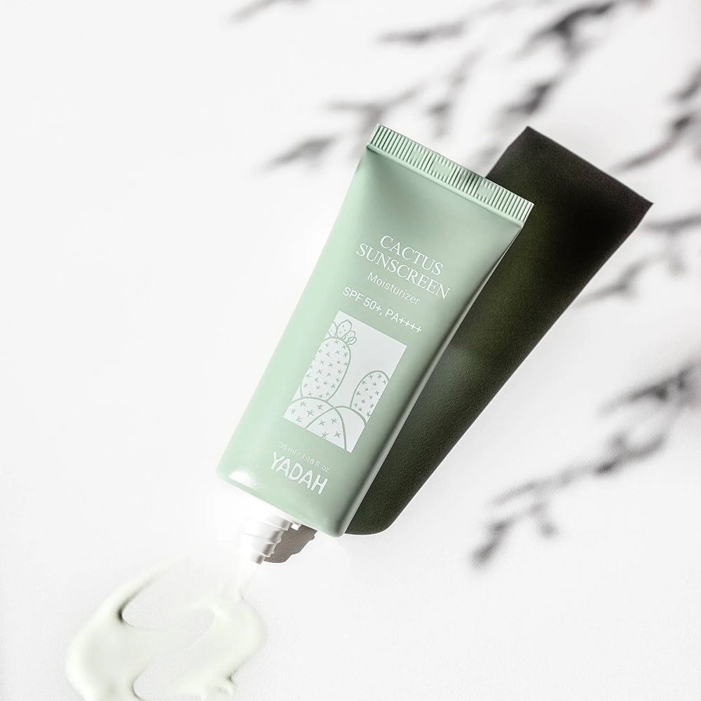 Groene tube "Cactus Sunscreen" met crème ernaast. Merk "YADAH".