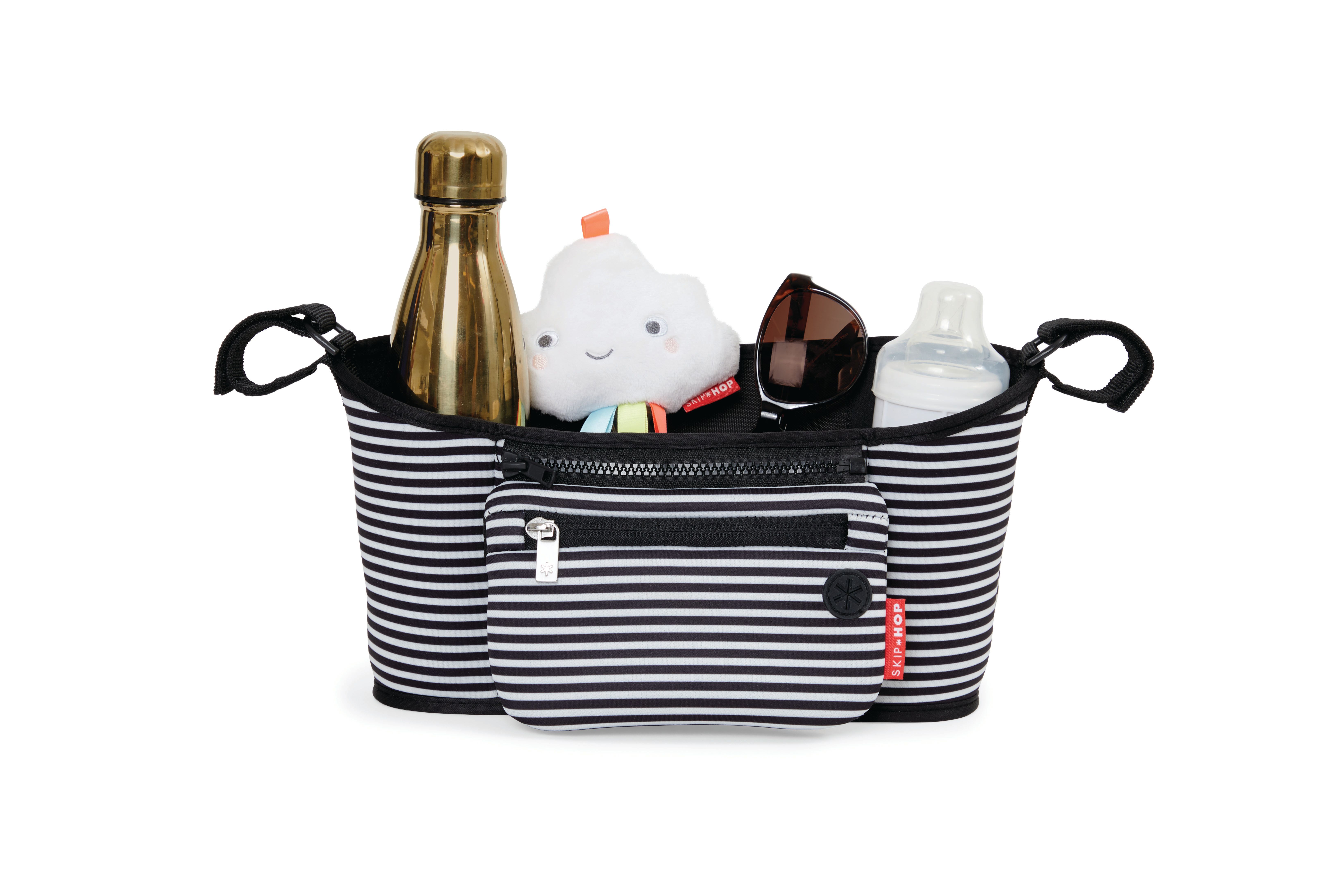 Wandelwagen organizer met zwart-witte strepen. Bevat fles, speelgoed en zonnebril.