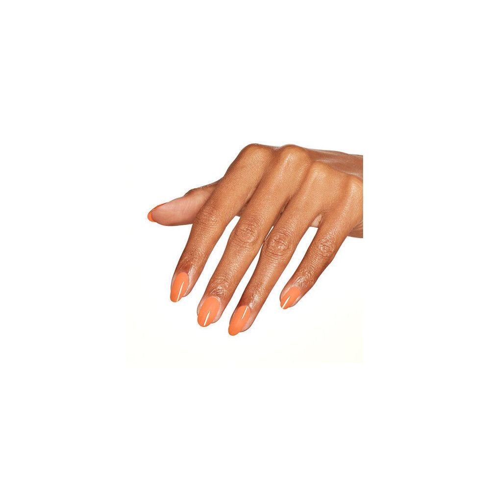 Main avec ongles vernis. Vernis à ongles orange. Sur fond blanc.
