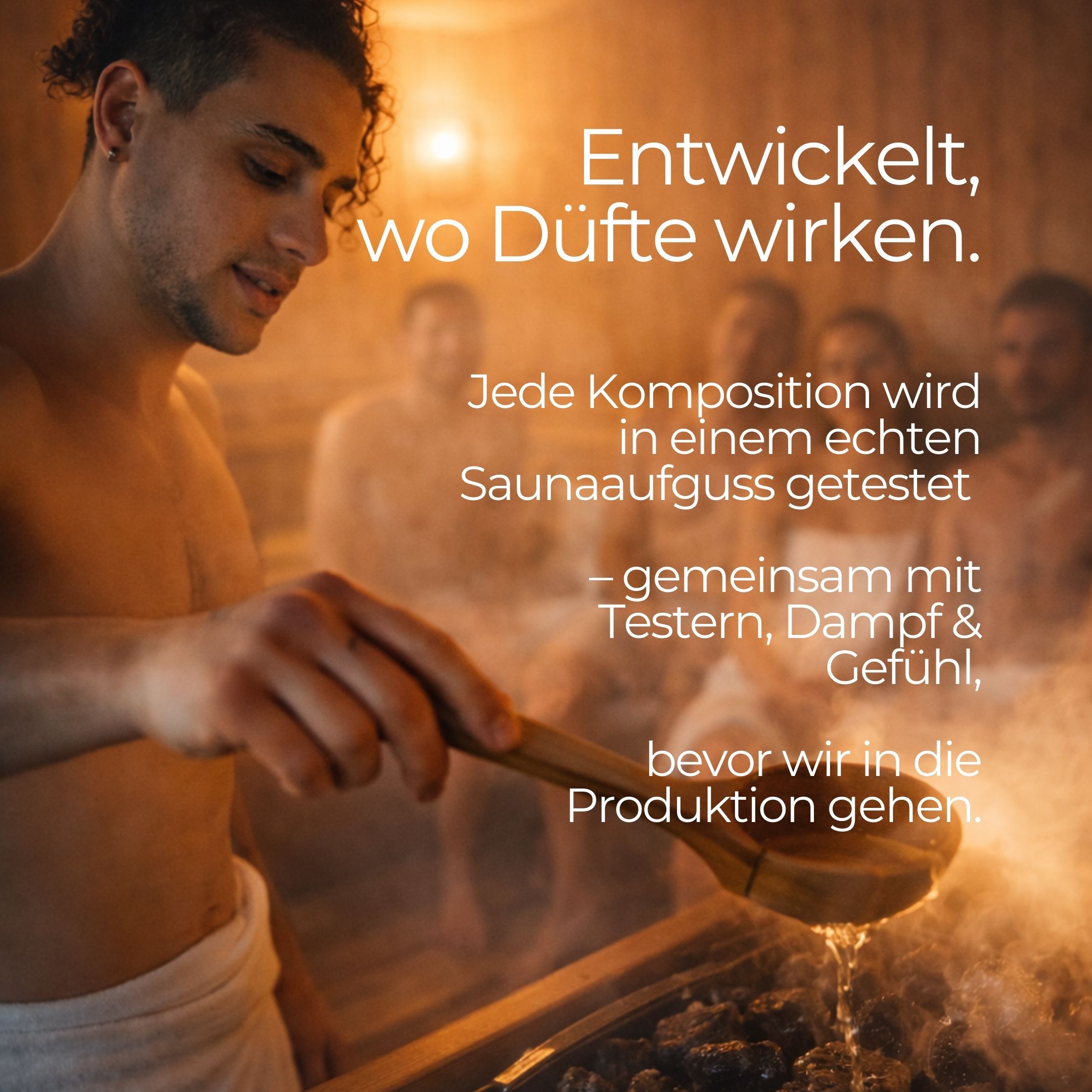 Homme dans un sauna versant du liquide sur des pierres. Texte: Développé là où les parfums agissent. Chaque composition est testée.
