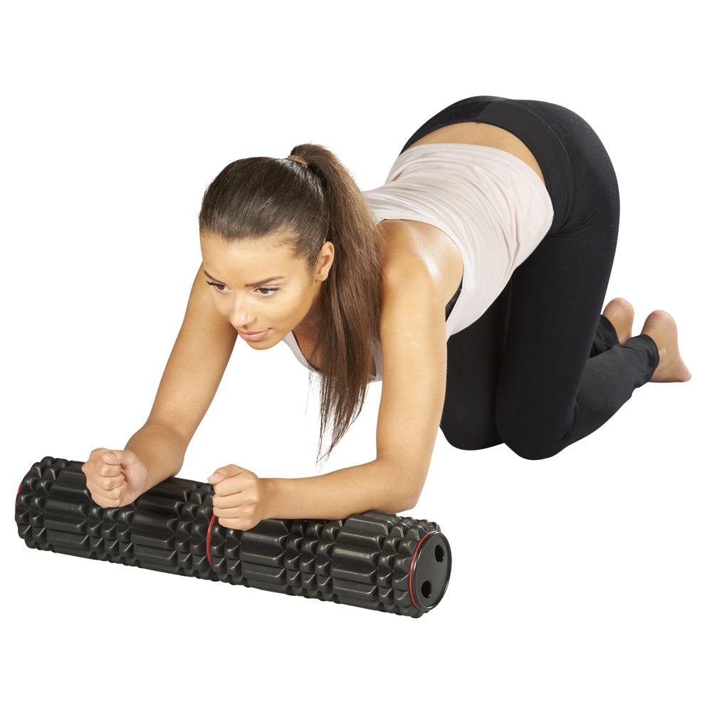 Zwarte massagerol met rode accenten. Vrouw steunt op handen, rol onder armen.