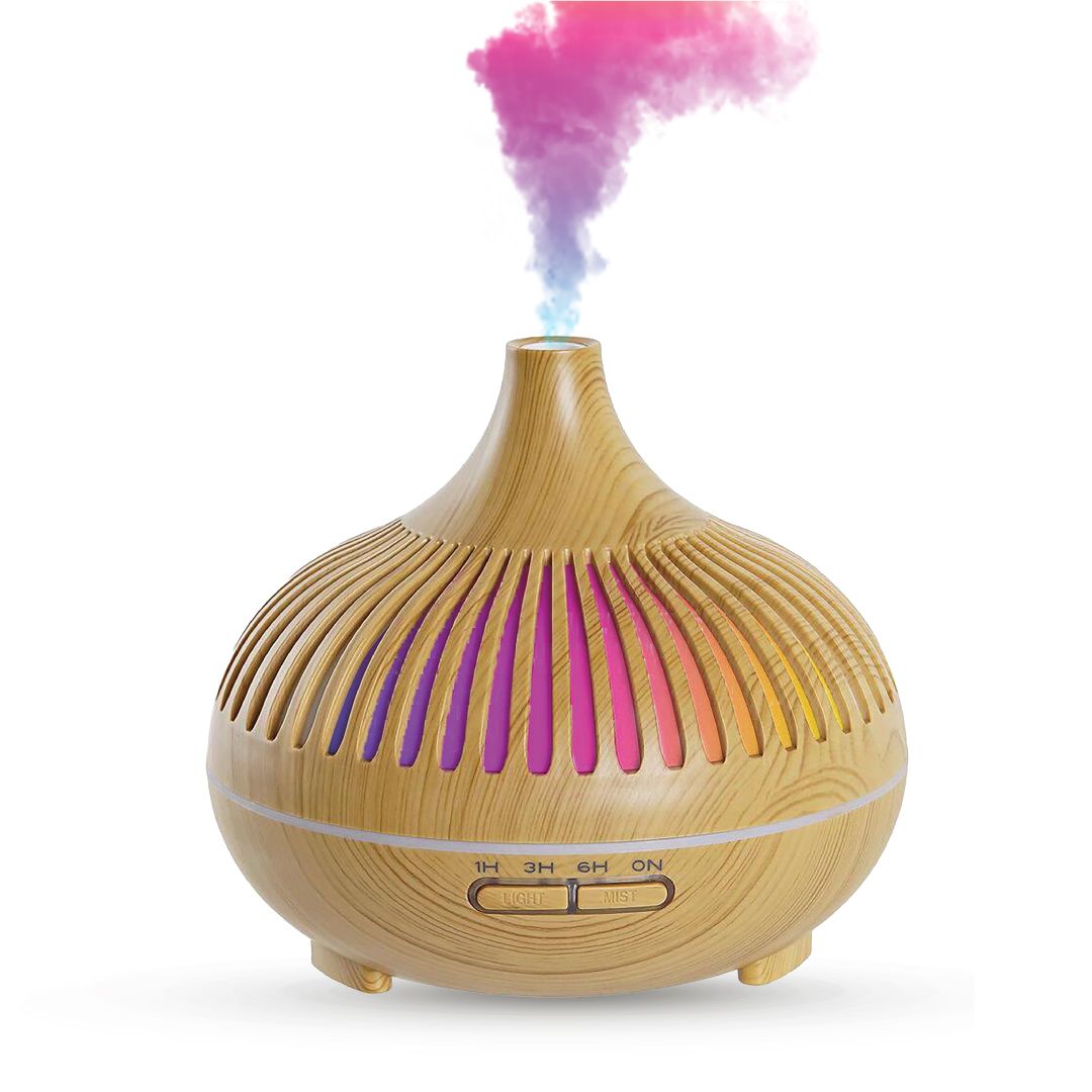 Diffuseur d'arômes couleur bois avec 7 LED colorées et sortie de vapeur sur fond blanc.