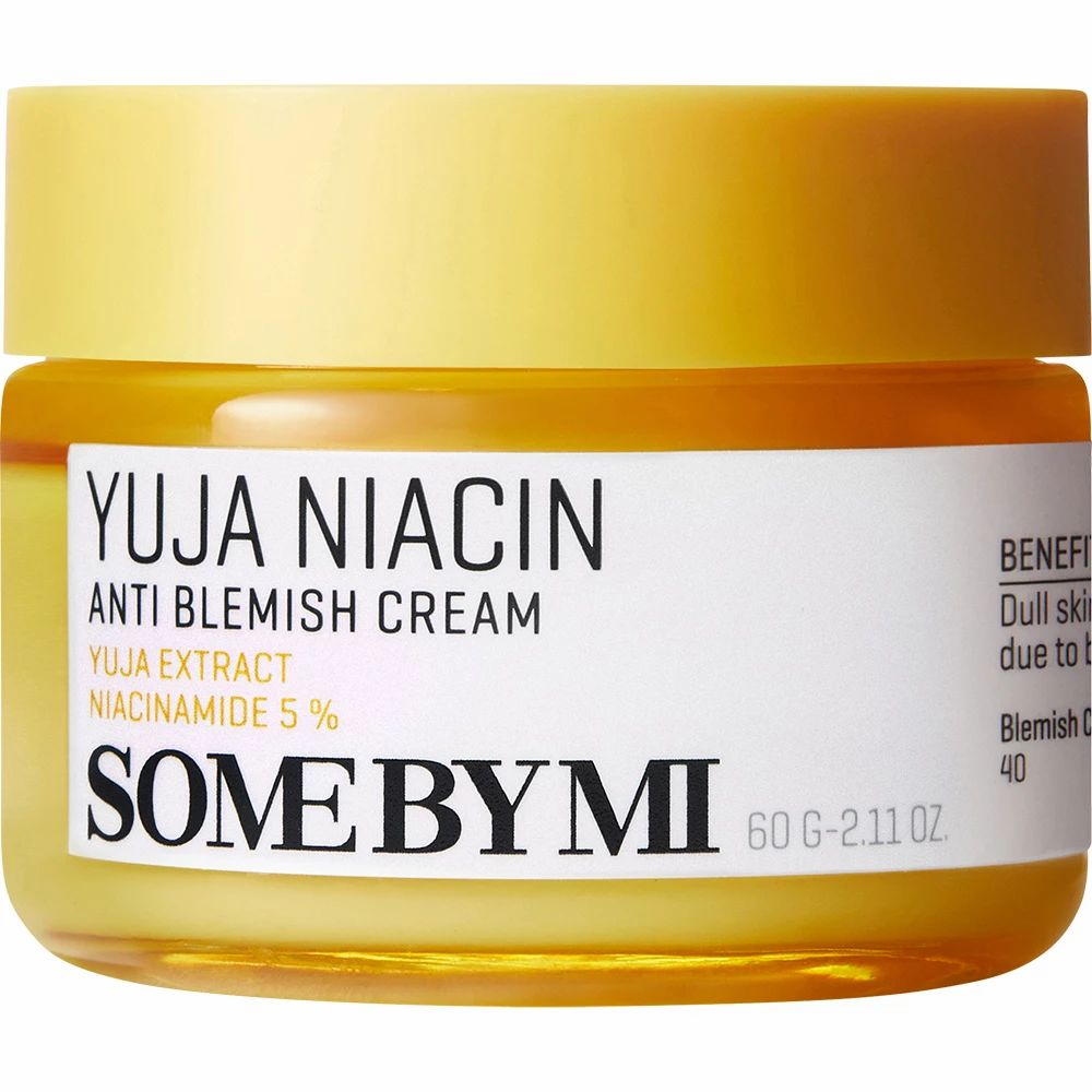 Pot de crème jaune avec étiquette blanche. Inscription: YUJA NIACIN, ANTI BLEMISH CREAM, SOME BY MI. 60 G - 2.11 OZ.