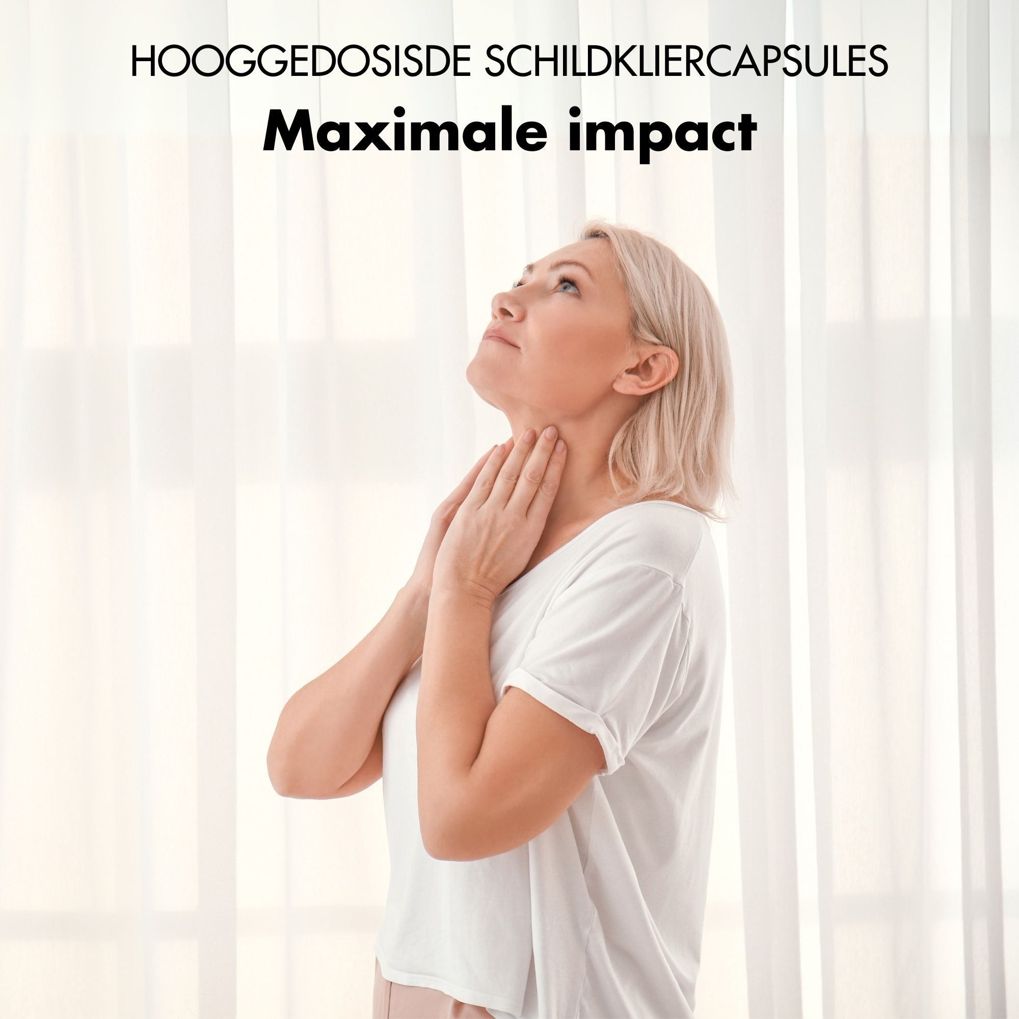 Vrouw raakt haar nek aan. Tekst: Hooggedoseerde schildkliercapsules. Maximale impact.