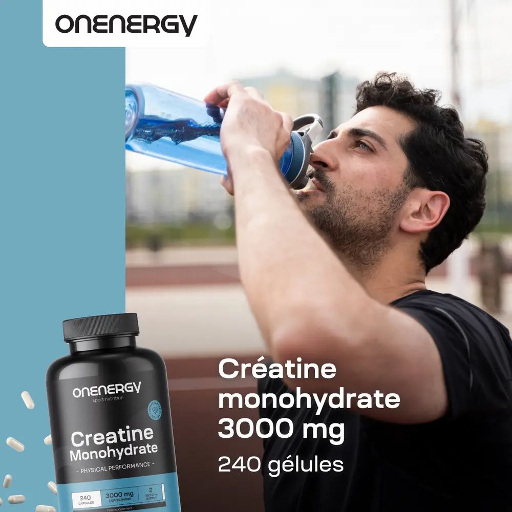 Homme buvant d'une bouteille. Flacon de Créatine monohydrate. Texte : Créatine monohydrate 3000 mg, 240 gélules.