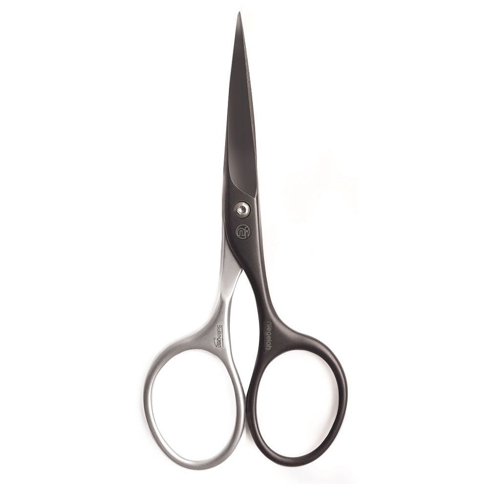 Zwarte baardschaar met zilverkleurige handgrepen. De schaar heeft afgeronde handgaten en een puntig lemmet. Het Niegeloh-logo is zichtbaar.