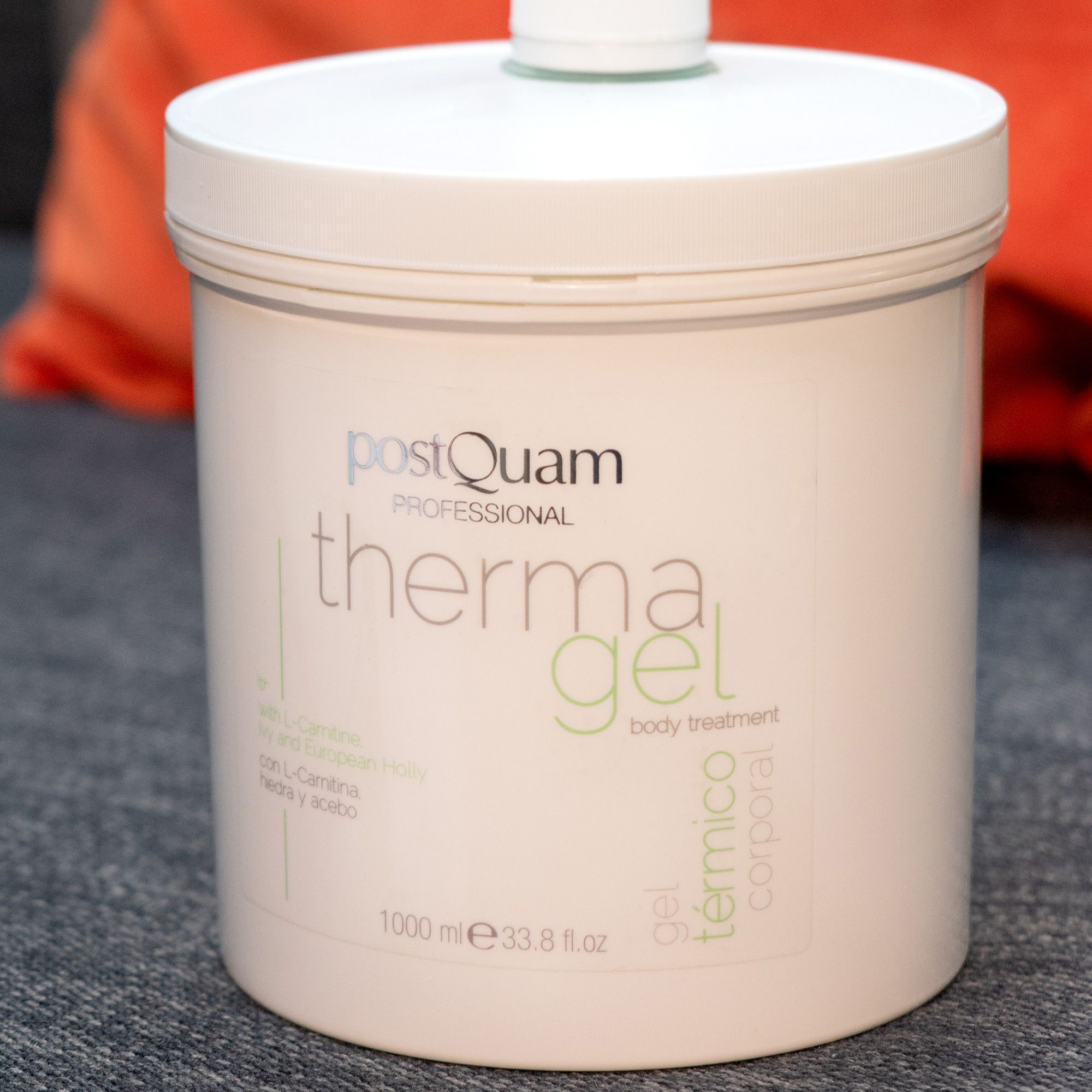 Witte pot met 'PostQuam therma gel'. 'body treatment'. Volume: 1000 ml.