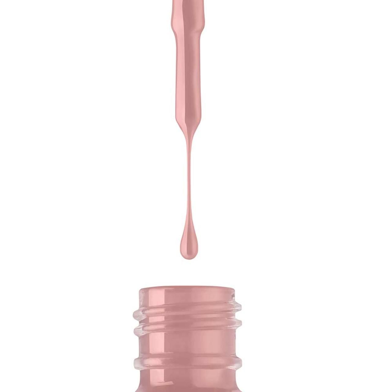 Druppel nagellak die van een borstel in een fles valt. De lak is roze. Flesopening zichtbaar.