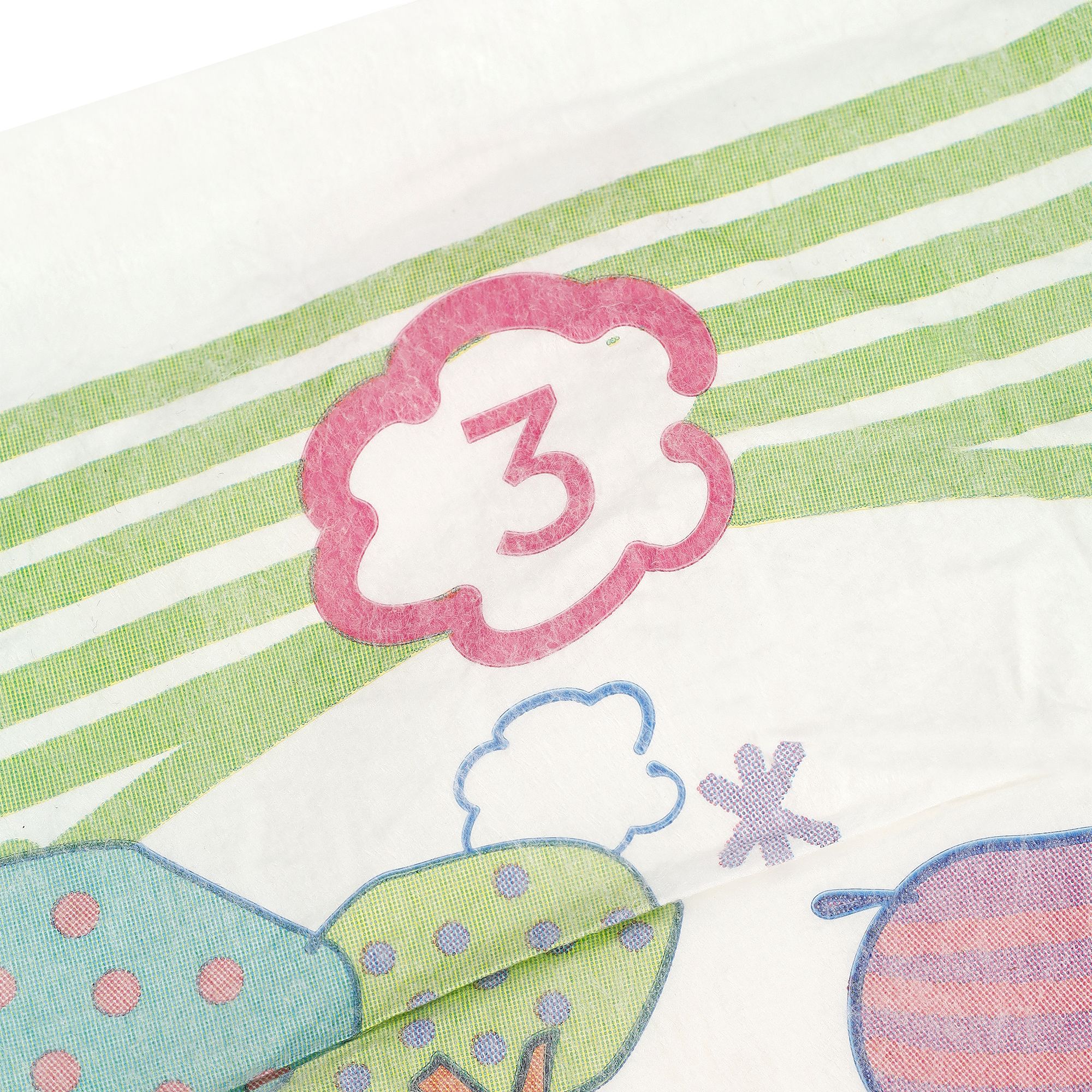 Close-up van een luier. Maat 3 in een wolk. Groene strepen en illustraties van dieren.