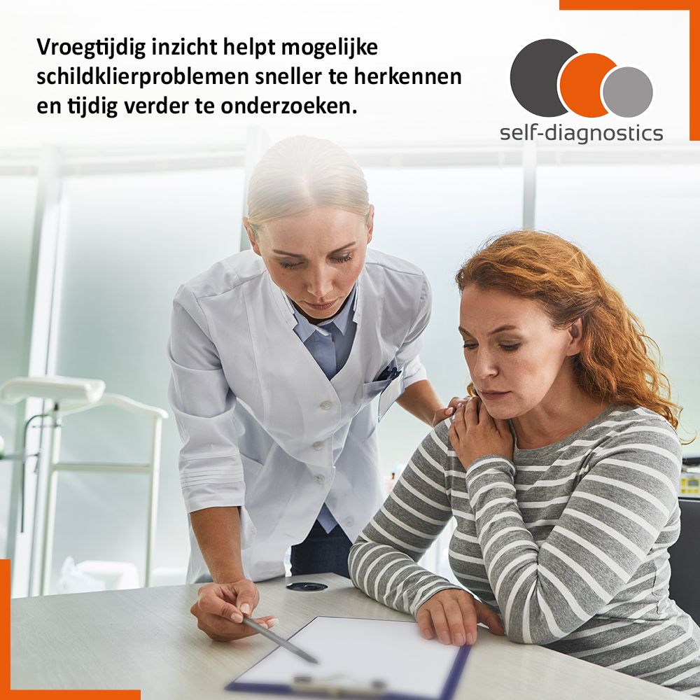 Arts en patiënt bekijken document. Tekst: Vroegtijdig inzicht helpt mogelijke schildklierproblemen sneller te herkennen.