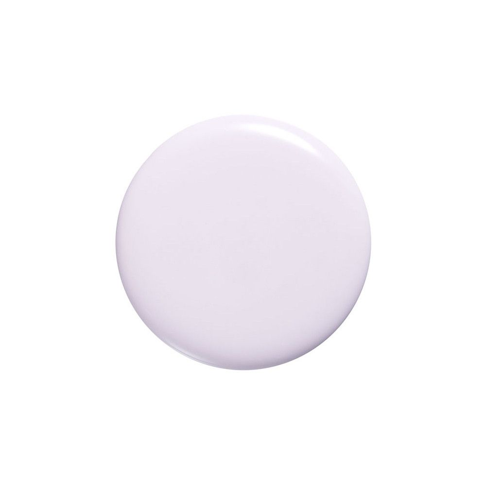 Een druppel lichtgrijze nagellak op een witte achtergrond.