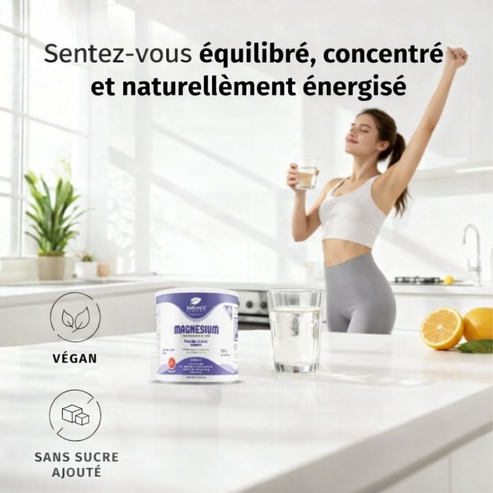 Femme dans une cuisine avec une boîte de magnésium et un verre d'eau. Texte: Végétalien, sans sucre ajouté. Inscription: Magnésium.