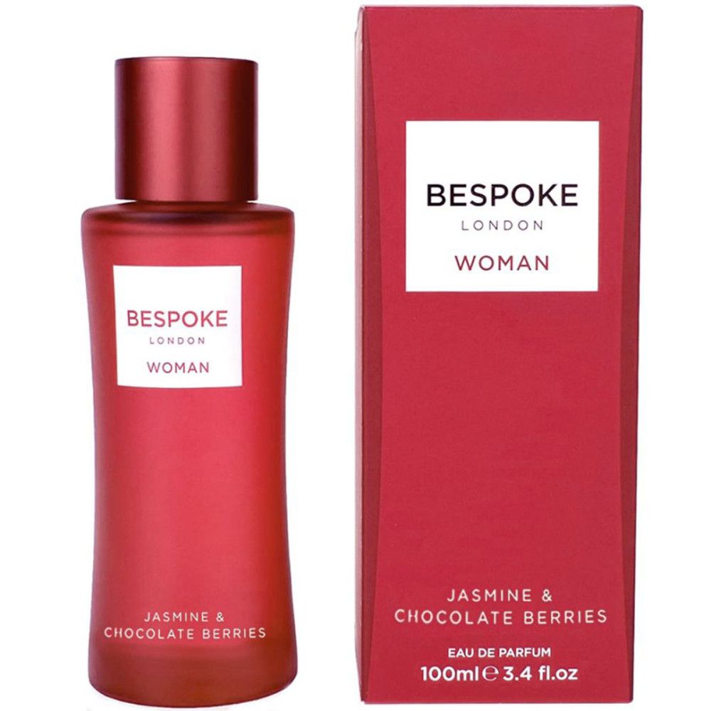 Rode parfumfles en verpakking. Opschrift: Bespoke London Woman. Jasmin & Chocolate Berries. Eau de Parfum.