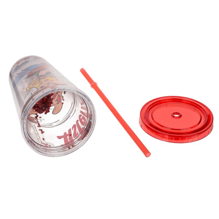 Transparante drinkbeker met rode deksel en rietje. Deksel en rietje ernaast. Stripfiguur en glitter.