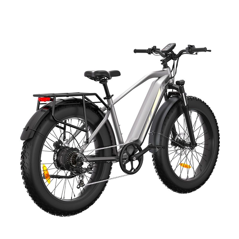 Grijze elektrische mountainbike met zwarte banden. Achteraanzicht, witte achtergrond.