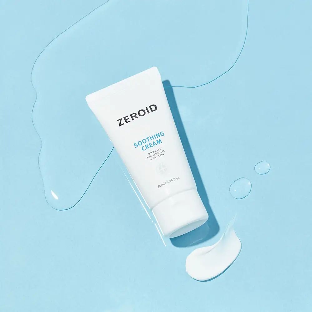 Tube blanc ZEROID Soothing Cream sur fond bleu. Crème et gouttes d'eau.