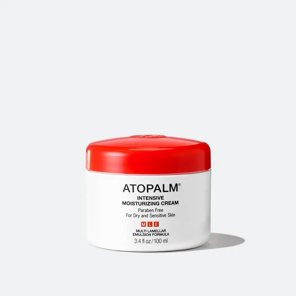 Witte crème pot met rode deksel. Opschrift: ATOPALM INTENSIVE MOISTURIZING CREAM. Voor droge en gevoelige huid.
